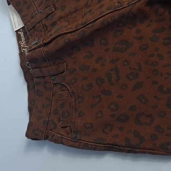 WOMEN'S HIGH RISE JEANS 2 UNIVERSAL THREAD - Picture 16 of 16